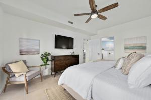 Lago VistaにあるLakeview Villaの白いベッドルーム(ベッド1台、天井ファン付)