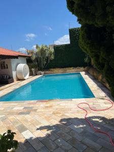 Swimmingpoolen hos eller tæt på Família 013