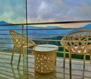 Balkón nebo terasa v ubytování The Classic Woods Palace - #mountain view #open terrace #parking #premium rooms with balcony #best selling hotel in mussoorie