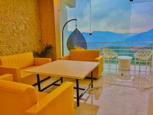 Posezení v ubytování The Classic Woods Palace - #mountain view #open terrace #parking #premium rooms with balcony #best selling hotel in mussoorie