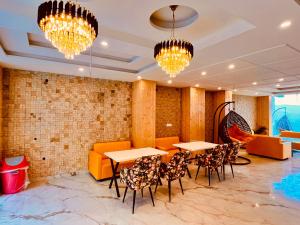 Posezení v ubytování The Classic Woods Palace - #mountain view #open terrace #parking #premium rooms with balcony #best selling hotel in mussoorie