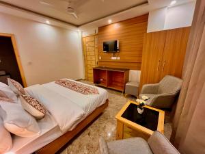 TV a/nebo společenská místnost v ubytování The Classic Woods Palace - #mountain view #open terrace #parking #premium rooms with balcony #best selling hotel in mussoorie