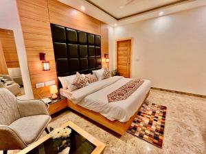 Postel nebo postele na pokoji v ubytování The Classic Woods Palace - #mountain view #open terrace #parking #premium rooms with balcony #best selling hotel in mussoorie