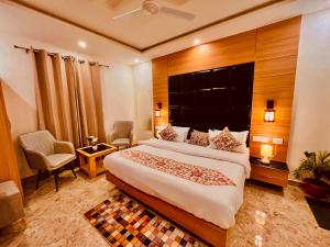 Postel nebo postele na pokoji v ubytování The Classic Woods Palace - #mountain view #open terrace #parking #premium rooms with balcony #best selling hotel in mussoorie