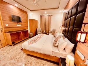 Postel nebo postele na pokoji v ubytování The Classic Woods Palace - #mountain view #open terrace #parking #premium rooms with balcony #best selling hotel in mussoorie
