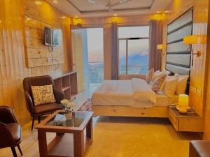 TV a/nebo společenská místnost v ubytování The Classic Woods Palace - #mountain view #open terrace #parking #premium rooms with balcony #best selling hotel in mussoorie