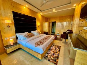 Postel nebo postele na pokoji v ubytování The Classic Woods Palace - #mountain view #open terrace #parking #premium rooms with balcony #best selling hotel in mussoorie