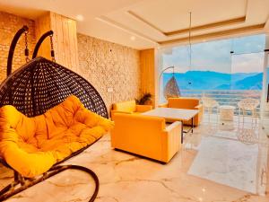 Posezení v ubytování The Classic Woods Palace - #mountain view #open terrace #parking #premium rooms with balcony #best selling hotel in mussoorie