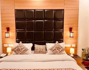 Postel nebo postele na pokoji v ubytování The Classic Woods Palace - #mountain view #open terrace #parking #premium rooms with balcony #best selling hotel in mussoorie