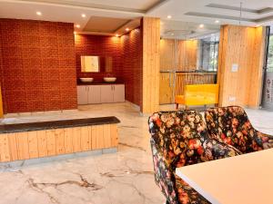 Posezení v ubytování The Classic Woods Palace - #mountain view #open terrace #parking #premium rooms with balcony #best selling hotel in mussoorie