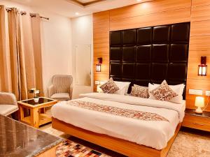 Postel nebo postele na pokoji v ubytování The Classic Woods Palace - #mountain view #open terrace #parking #premium rooms with balcony #best selling hotel in mussoorie