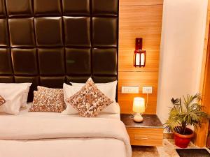 Posezení v ubytování The Classic Woods Palace - #mountain view #open terrace #parking #premium rooms with balcony #best selling hotel in mussoorie