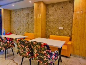 Posezení v ubytování The Classic Woods Palace - #mountain view #open terrace #parking #premium rooms with balcony #best selling hotel in mussoorie