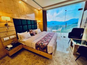Postel nebo postele na pokoji v ubytování The Classic Woods Palace - #mountain view #open terrace #parking #premium rooms with balcony #best selling hotel in mussoorie