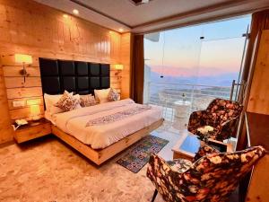 Postel nebo postele na pokoji v ubytování The Classic Woods Palace - #mountain view #open terrace #parking #premium rooms with balcony #best selling hotel in mussoorie