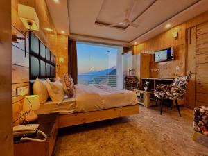 TV a/nebo společenská místnost v ubytování The Classic Woods Palace - #mountain view #open terrace #parking #premium rooms with balcony #best selling hotel in mussoorie