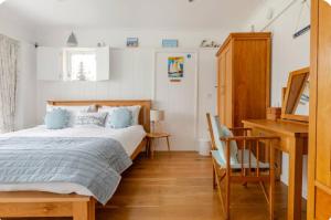 ein Schlafzimmer mit Bett und Schreibtisch in der Unterkunft The Slopes in Whitstable