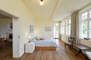 Ένα ή περισσότερα κρεβάτια σε δωμάτιο στο Ferienwohnung 3 mit gr Terrasse und Wasserblick