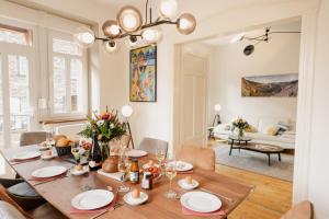 a dining room with a table and a living room at St Jakobshof für Moselurlaub mit Familie in Ediger-Eller