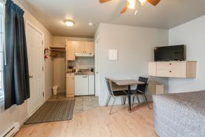 a small apartment with a table and a kitchen at Motel Park in Val-dʼOr