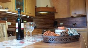 リントベルクにあるWildnisresidenz am Nationalpark - FeWo mediterranのワイン1本とパスタ1杯とワイングラス