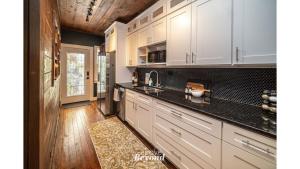 Una cocina o zona de cocina en The Royal Treatment