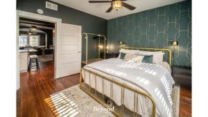 a bedroom with a bed and a green wall at The Royal Treatment Downtown, Great for Travels in San Antonio