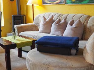 a living room with a white couch and a table at kleine Herta in Prerow