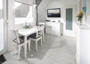 TV a/nebo společenská místnost v ubytování Skippers Cabin