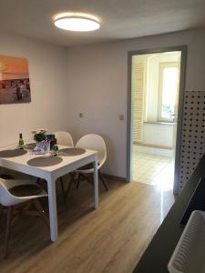 Un comedor con una mesa y sillas blancas. en Ferienwohnung "Wustrow", en Prerow
