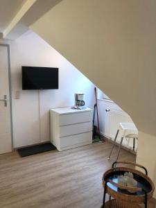 Una sala de estar con un televisor en la pared. en Ferienwohnung "Wustrow", en Prerow