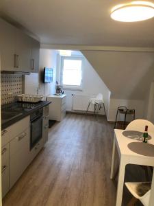 Una cocina con encimera y mesa en una habitación. en Ferienwohnung "Wustrow", en Prerow