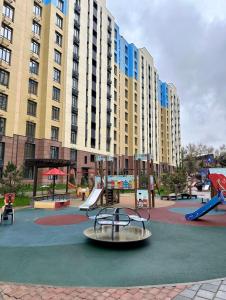 un parque infantil con tobogán en Open House2 Mega Park, en Almaty