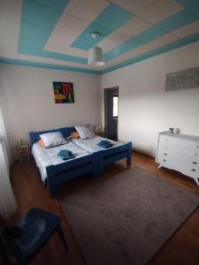 a bedroom with a blue bed and a blue ceiling at La Maison de Heidi in Hazelbourg +8 photos