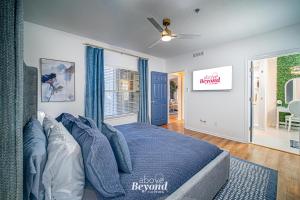 a bedroom with a blue bed with a ceiling fan at Elegant Condo Memorable Spring Lakeview on a beautiful Island in Lago Vista