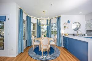 a kitchen with a table and chairs and a sink at Elegant Condo Memorable Spring Lakeview on a beautiful Island in Lago Vista