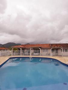 Bazén v ubytování Casa em condomínio, com piscina, parquinho infantil, internet 500mb, ideal para família, garagem para 2 carros, com 2 quartos sendo 1 suíte, com Smart TV, 400m da PRAIA nebo v jeho okolí