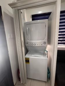 Η κουζίνα ή μικρή κουζίνα στο Elm's Secret Nest, Westmoorings-2 Bedroom Suite and Pool