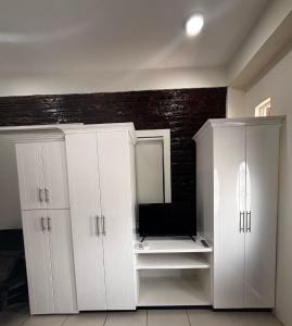 Η κουζίνα ή μικρή κουζίνα στο Elm's Secret Nest, Westmoorings-2 Bedroom Suite and Pool