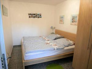 a bed sitting in a room with at Kleine Auszeit in Dorum-Neufeld +6 photos