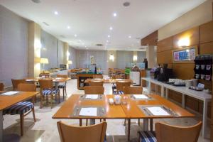Reštaurácia alebo iné gastronomické zariadenie v ubytovaní NH San Pedro de Alcántara