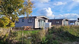 霍尔斯泰因地区诺伊斯塔特Ostseeferienpark Walkyrien - Lotse 05的有栅栏的房子