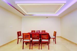 a dining room with a table and chairs at Super Townhouse La Vista in Rānchī +33 photos