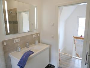 Koupelna v ubytování Strandnah Haus "Hertha"mit Infrarotsauna