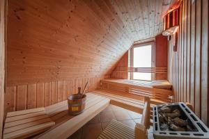 a sauna with a bucket and a window in it at Beach 4 in Rettin +15 photos