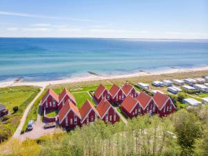 an aerial view of a row of houses next to the beach at Beach 4 in Rettin