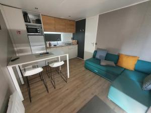 Kuchyň nebo kuchyňský kout v ubytování Campingland Ostsee - Mobilheim 111Meerblick