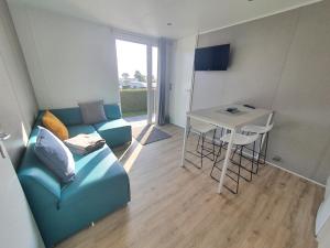 TV a/nebo společenská místnost v ubytování Campingland Ostsee - Mobilheim 111Meerblick