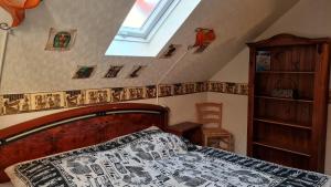 a bedroom with a bed in a attic at Pension Kapellenstraße - Ferienwohnung mit individueller Ausstattung - jedes Zimmer ist anders Komplette Küche in Erfurt