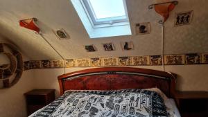 a bedroom with a bed and a window and a window at Pension Kapellenstraße - Ferienwohnung mit individueller Ausstattung - jedes Zimmer ist anders Komplette Küche in Erfurt